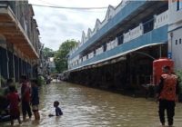 Jalan Pasar Barabai Masih Digenangi Air