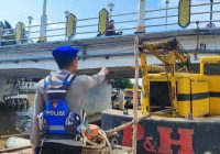Satpolairud Merespon Cepat Tongkang yang Tersangkut di Jembatan Pasar Lama dan Jembatan Merdeka