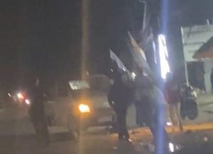 Diduga perkelahian di Handil Bakti depan Toko Serba 35, Rabu malam 18 Desember 2024. (wartabanjar.com - Ist. Kiriman warga)