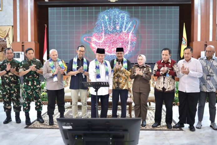 Ketua DPRD Kalsel H Supian HK (batik) saat penyerahan DIPA 2025. (wartabanjar.com - Ist. Setwan)