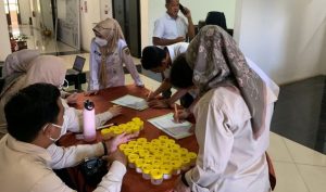 Tes urine dilakukan terhadap karyawan dan karyawati Bakesbangpol Kalsel, Rabu 18 Desember 2024. (wartabanjar.com - Ist MC Kalsel)