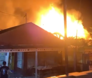 Kebakaran di Jalan Manggis, Kelurahan Guntung Paikat, Kota Banjarbaru, Rabu malam. (wartabanjar.com - Ist. Upt. Damkar Bjb)