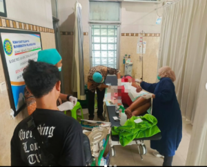 Korban IRT ditangani tim medis.