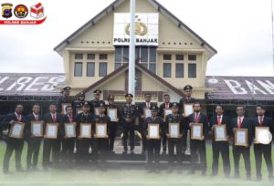 Sebanyak 19 anggota Polres Banjar mendapat penghargaan dari Kapolres atas prestasi dan dedikasi mereka. (wartabanjar.com - Ist. Humas)