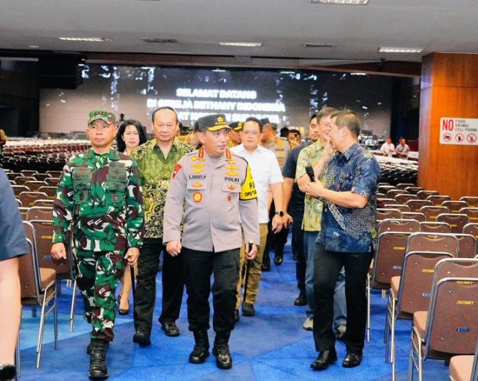 Kapolri dan Panglima TNI meninjau gereja di wilayah Surabaya, Jawa Timur. (wartabanjar.com - Ist. Tribrata)