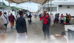 Personel Polres Banjar melakukan pengamanan kepada jemaah yang mengikuti majelis malam Senin di Sekumpul. (wartabanjar.com - Ist. Humas Polres Banjar)