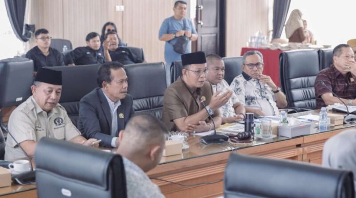 Anggota DPRD Kalsel, Ahmad Yani menyampaikan pendapat saat RDP dengan Bapenda Kalsel, Senin. (wartabanjar.com - Ist. Setwan)