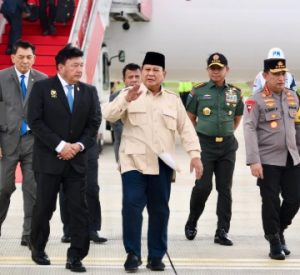 Presiden Prabowo Subianto tiba di Bandara Halim Perdanakusuma setelah lawatan ke Mesir, Senin. (wartabanjar.com - Ist. kemensetneg.ri)