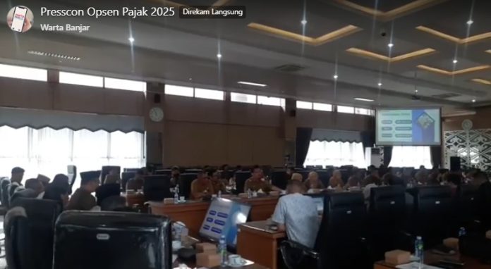 RDP dan konferensi pers yang diadakan Bapenda Kalsel terkait kebijakan opsen 2025. (Facebook Warta Banjar)