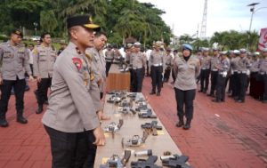 Wakapolda Kaltim, Brigjen Pol Dr HM Sabilul Alif SH SIK MSi memimpin pemeriksaan senjata api (senpi) personel. (wartabanjar.com - Ist. Humas Polda Kaltim)