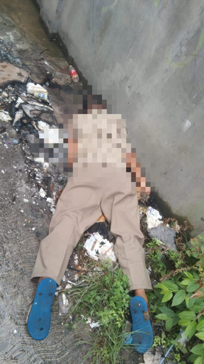 Jasad pria di Gang Mulia Jalan Sutoyo S, Teluk Dalam. (wartabanjar.com - Ist. Rekanan)