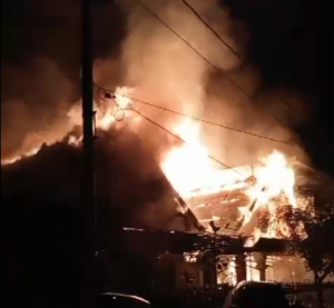 Kebakaran di Kacapiring 5, Banjarmasin, Selasa malam. (wartabanjar.com - Ist. Rekanan)