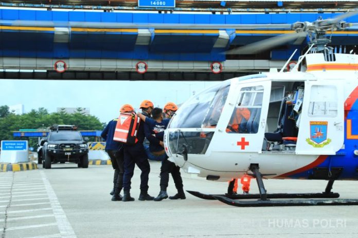 Latihan gabungan ambulans udara Polri untuk menghadapi keadaan darurat saat libur Nataru. (wartabanjar.com - Ist. Divisi Humas Polri)