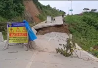 Baru Diresmikan Maret Lalu, Jalan Beton Akses ke Samarinda Ambles dan Patah Digerus Hujan