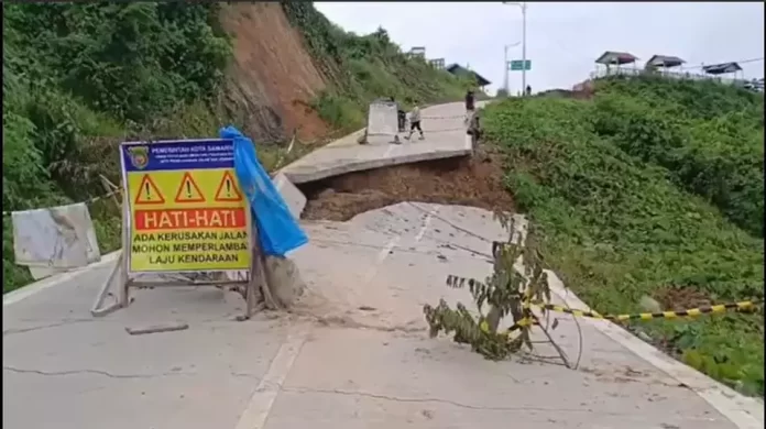 Jalan ambles di Kota Samarinda, Kalimantan Timur mengganggu aktivitas warga. (Beritasatu.com)