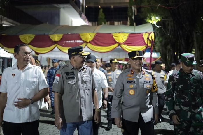 Ketua DPRD Kalsel, H Supian HK (kedua dari kiri) bersama Forkopimda meninjau beberapa gereja di Kota Banjarmasin pada malam Natal 2024. (wartabanjar.com - Ist. Setwan)