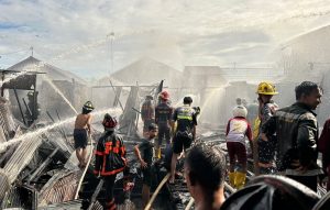 Tim Damkar gabungan melakukan pembasahan di lokasi kebakaran di Komplek Airmantan Jalan Yos Sudarso, Banjarmasin, Jumat. (wartabanjar.com - Iqnatius Aprianus)