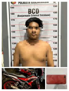 Tersangka pengancaman dan perampasan Hp di Kampung Sasirangan dan barang bukti yang berhasil diamankankan polisi. (wartabanjar.com - Iqnatius Aprianus)