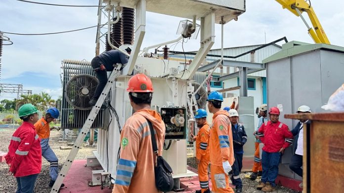 Tim Teknis Gabungan PLN UPT Balikpapan sedang melakukan pemeliharaan Overhaul pada OLTC (On Load Tap Changer) Trafo Daya 1 (satu) berkapasitas 20 Mega Volt Ampere (MVA) di Gardu Induk (GI) Manggarsari(9/12)