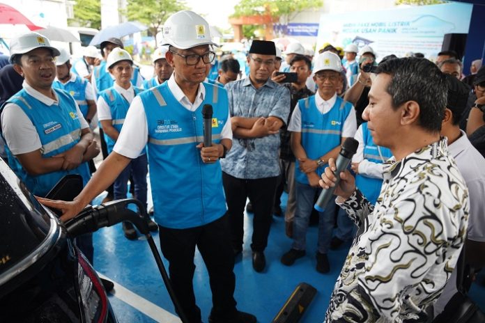 Direktur Utama PLN, Darmawan Prasodjo menyapa pengguna kendaraan listrik yang sedang melakukan pengisian daya di Stasiun Pengisian Kendaraan Listrik Umum (SPKLU) di Rest Area KM 519A Ruas Tol Solo-Ngawi, Jawa Tengah. (wartabanjar.com - Ist. Humas PLN)