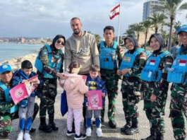 Keren! Keakraban TNI dengan Warga Lebanon, Bagikan Suvenir Khas Indonesia di Jalan Hingga Pasar