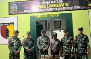 Satgas Yonzipur di perbatasan RI Kalbar-Malaysia menangkap warga yang hendak menyelundupkan 150 amunisi kaliber 12,70 mm. (wartabanjar.com - Ist. Puspen TNI)