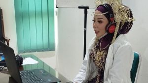 Nur Qoyyimah (27) ikuti tes SKB CPNS Kemenag dengan gaun pengantin, Sabtu (28/12/2024) di tilok Kemenag Rembang.
