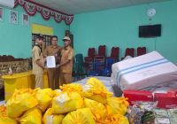 Dinsos Kalsel Serahkan Bantuan kepada Korban Banjir Rob di Desa Muara Kintap