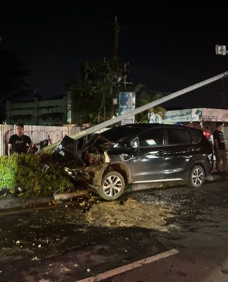 Diduga Mengantuk, Seorang Pengemudi Mobil Tabrak Tiang Lampu di Kayu Tangi