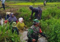 Warga Desa Pematang dan Koramil Awayan Gotong Royong Bersihkan Aliran Sungai