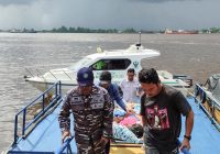 Prajurit TNI AL Banjarmasin Evakuasi Penderita DBD di Batola