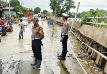 Polisi Alihkan Arus Lalin ke Jalur Alternatif Antisipasi Terendamnya Jalan Trans Kalimantan di HSU