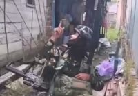 Aksi Prajurit Terjun Payung Jatuh di Atap Rumah Warga