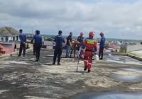 Pria di Atap Ruko Jalan A Yani km 7,5 Diamankan Damkar