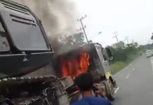 Tronton Pengangkut Alat Berat Terbakar di Jalan Trikora