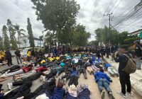 Mahasiswa Kalsel Gelar Aksi Tiarap di Depan DPRD, Tolak Kenaikan PPN 12%!