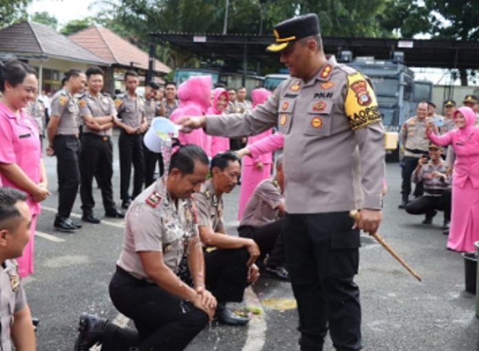 Proses kenaikan pangkar personel Polres Tanah Laut disiram air kembang oleh Kapolres AKBP Muhammad Junaeddy Johnny SIK MH. (wartabanjar.com - Ist. Humas Polres Tanah Laut)