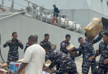 KRI Teluk Youtefa-522 Bawa Material untuk Bangun Hunian Korban Erupsi Gunung Lewotobi Laki Laki