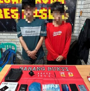 Dua tersangka pengedar sabu dan barang bukti yang diamankan Polres Paser. (wartabanjar.com - Ist. Humas)