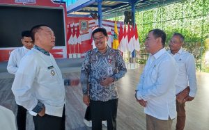 Gubernur Kalsel, H Muhidin didampingi Kadis Kominfo, M Muslim, berbincang akrab dengan Ketua PWI Kalsel, Zainal Helmie, didamping Sekretaris PWI Kalsel, Toto Fachruddin. (wartabanjar.com - Ist)