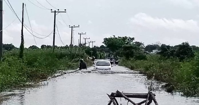 Jalan Desa Tungkaran, Kecamatan Martapura Timur, terendam akibat hujan deras dan air pasang. (wartabanjar.com - Ist. Damkar News)