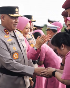 Kapolda Kalsel, Irjen Pol Rosyanto Yudha Hermawan, SH SIK MH, memberikan ucapan selamat kepada anggota yang mendapat kenaikan pangkat. (wartabanjar.com - Ist. Polda Kalsel)