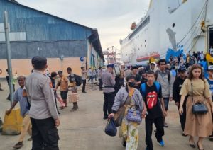 Personel KPL Banjarmasin memantau arus penumpang di Pelabuhan Trisakti saat libur Nataru. (wartabanjar.com - Ist. Polsek KPL Banjarmasin)