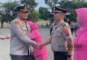 Kapolres Tanah Bumbu, AKBP Arief Prasetya memberikan ucapan selamat kepada personel yang naik pangkat. (wartabanjar.com - Ist. Humas)