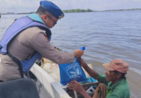 Jumat Berkah, Sat Polairud Polresta Banjarmasin Bagikan Sembako untuk Warga Pesisir