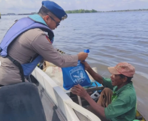 Satpolairud Polresta Banjarmasin melaksanakan Sambang Nusa Presisi sekaligus Jumat Berkah. (wartabanjar.com - Ist. Humas)