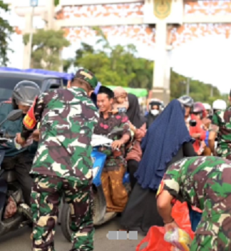 Personel Koramil Bantim Bagikan Makanan Gratis untuk Jamaah Haul ke-20 Abah Guru Sekumpul di Km 6