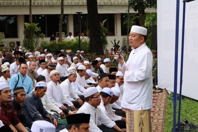 Gubernur H Muhidin mengikuti haul ke-20 Guru Sekumpul di Posko 3 Dinas Kehutanan Provinsi Kalsel. (wartabanjar.com - Ist. MC Kalsel)