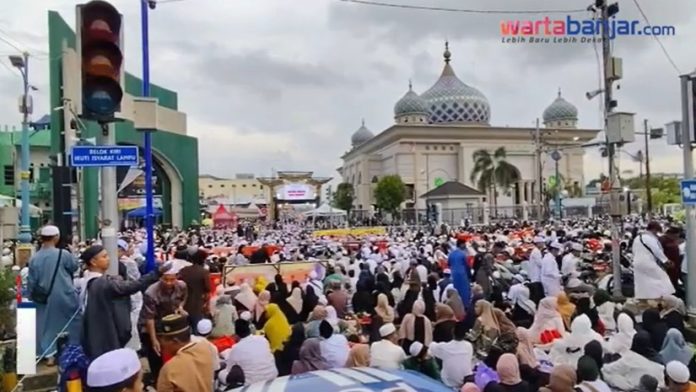 Jemaah memadati kawasan Sekumpul, Martapura, Kabupaten Banjar, sejak Minggu sore. (Youtube Warta Banjar)