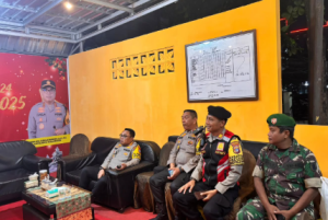 Kapolresta Banjarmasin, Kombes Pol Cuncun Kurniadi berada di pos rest area Km 6 bersama jajaran dan personel TNI untuk memantau arus balik jemaah haul Guru Sekumpul. (wartabanjar.com - Ist.)